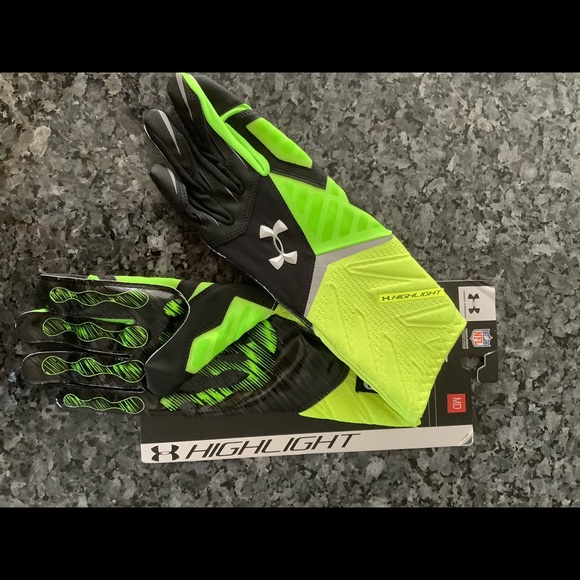 Adult Size Medium Under Armour Highlight Football Receiver Gloves - Picture 1 of 3
